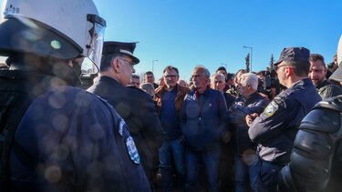 Σκληραίνουν τη στάση τους οι αγρότες - Δεκάδες μπλόκα σε όλη τη χώρα και αποκλεισμοί δρόμων