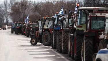 Με αναμμένες τις μηχανές περιμένουν οι αγρότες – Κλιμακώνουν τις κινητοποιήσεις τους