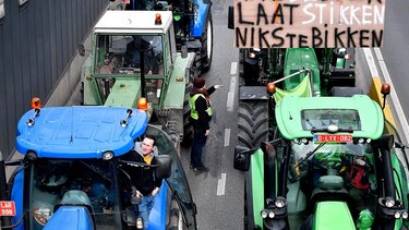 Αγρότες απέκλεισαν τα σύνορα Ολλανδίας-Βελγίου κοντά στο Μάαστριχτ