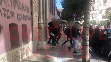 Στο Δικαστικό Μέγαρο για την απολογία του ο λιμενικός με τα "δωράκια"