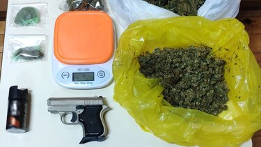 Κυκλοφορούσαν στο Ρέθυμνο με σχεδόν μισό κιλό κάνναβης 