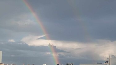 Το ουράνιο τόξο στεφάνωσε τον πρωινό ουρανό στο Ηράκλειο