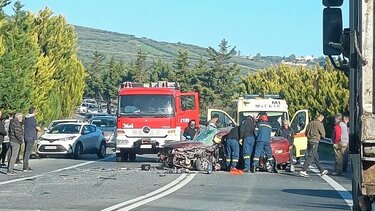 Αυτοκίνητο συγκρούστηκε με φορτηγό στα Πεζά - Στο νοσοκομείο ο οδηγός του ΙΧ