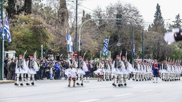 Ελεύθεροι οι επτά προσαχθέντες που προσπάθησαν να παρεμποδίσουν τη στρατιωτική παρέλαση