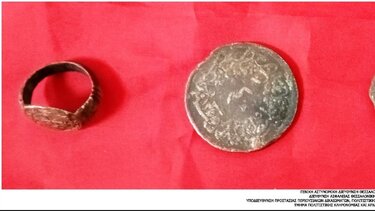 Συνελήφθη αρχαιοκάπηλος στη Θεσσαλονίκη - Βρέθηκαν σπίτι του αγιογραφία, βυζαντινό δαχτυλίδι και νομίσματα