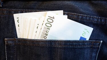  Κατώτατος μισθός: «Κλειδώνει» κοντά στα 830 ευρώ