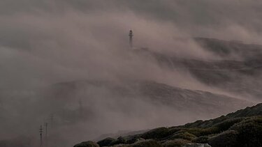 Ένα "ασκητικό" υπερθέαμα: Ο φάρος στο Κάβο Σίδερο δεσπόζει πάνω από το πυκνό πέπλο της ομίχλης