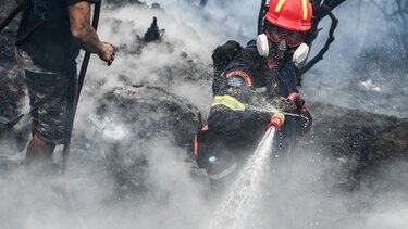  Σε ύφεση η φωτιά στον Ταΰγετο – Εκκενώθηκε ο οικισμός Αράχωβα