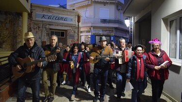 Αναβίωσε το έθιμο των παραδοσιακών καντάδων στα Μάλια 