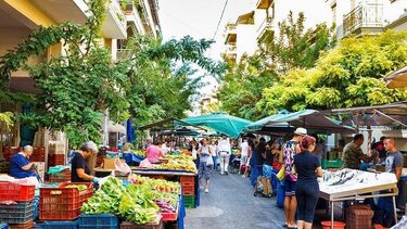 Κομματικό κλιμάκιο στη λαϊκή… συνοδεία περιπολικού!