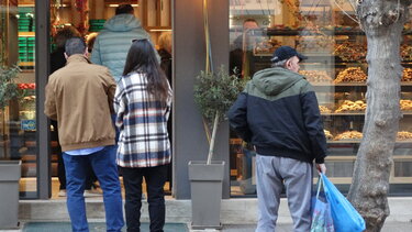 Καθαρή Δευτέρα στη Λάρισα: Στην ουρά για την πατροπαράδοτη λαγάνα