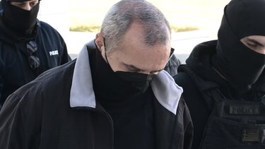 Ξεσπά η γιαγιά της 12χρονης στον Κολωνό: "Είναι δυνατόν να βγάζει το τέρας έξω και να δικάζει τη μάνα;"