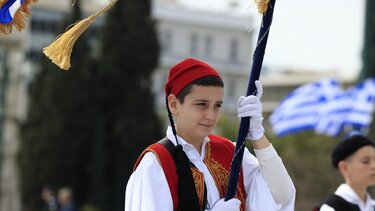 Πλήθος κόσμου στη μαθητική παρέλαση στην Αθήνα