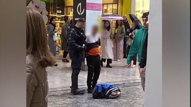 Ο δράστης με το μαχαίρι στο χέρι λίγο μετά την επίθεση σε γυναίκα!