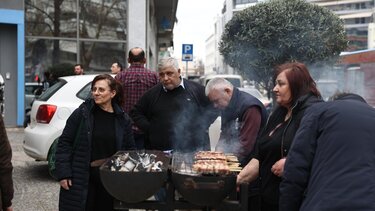 Τσικνοπέμπτη: Με χάλκινα και βροχή το γλεντάνε οι Λαρισαίοι