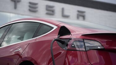 Tesla: Θα απολύσει πάνω από το 10% του προσωπικού της