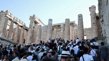 ΙΝΣΕΤΕ: Σε ιστορικά υψηλά η συμβολή τουρισμού στην οικονομία