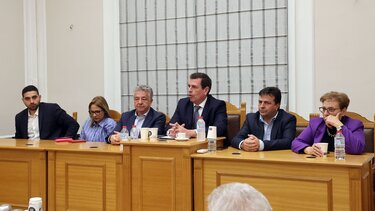 Μέχρι και …όρκο στο Ευαγγέλιο παίρνει ο Καιρίδης για ολιγοήμερη φιλοξενία μεταναστών στην Κρήτη