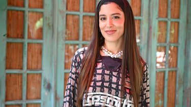 Μαρίνα Σάττι: Αγνώριστη με ροζ καρέ μαλλιά