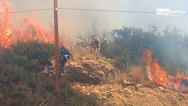 Σε πλήρη εξέλιξη η πυρκαγιά στην Ιεράπετρα – Διασωληνωμένος ένας 76χρονος, ζημιές σε σπίτια και θερμοκήπια