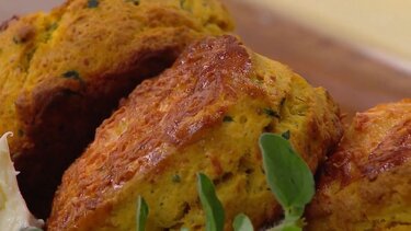 Ψωμάκια με γλυκοπατάτα, αρωματικά και γραβιέρα Νάξου