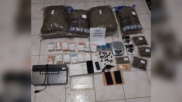 Πέτυχαν "διάνα" οι αστυνομικοί! - Βρήκαν 10 κιλά χασίς και 23.000 ευρώ!
