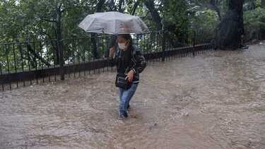 Κόκκινος συναγερμός στην Κίνα για καταρρακτώδεις βροχές στις νότιες περιοχές