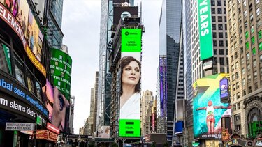 Η Χάρις Αλεξίου σε billboard στην Times Square της Νέας Υόρκης