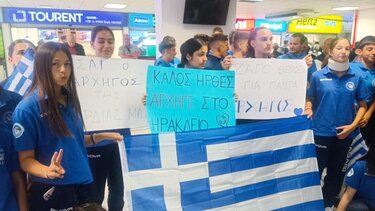 Η υποδοχή του… «αρχηγού» στο αεροδρόμιο! 