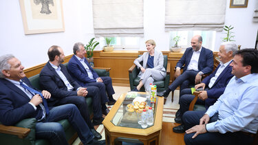 Στο Ηράκλειο η Αλ. Σδούκου - Τι είπε για την ηλεκτρική διασύνδεση της Κρήτης και τα υπεράκτια αιολικά