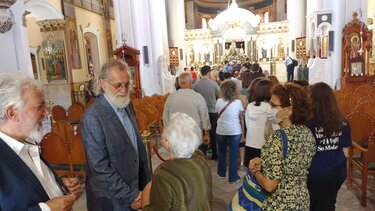 Όλοι ήθελαν να φωτογραφηθούν με τον Παπα-Μιχαλη του "Σασμού"