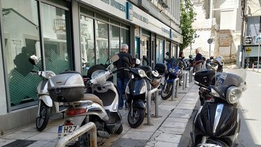 Πεζοδρόμια μόνον για ... παρκαρισμένα δίκυκλα!