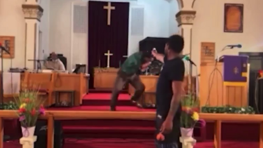 Η στιγμή που ένοπλος εισβάλλει σε εκκλησία στην Πενσιλβάνια