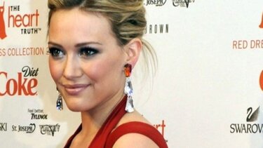 Οι πρώτες αγκαλιές της Χίλαρι Νταφ με την νεογέννητη κόρη της