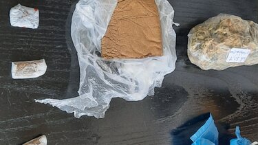 Το νεαρό ζευγάρι είχε έτοιμες για διακίνηση τις συσκευασίες της "σοκολάτας" 