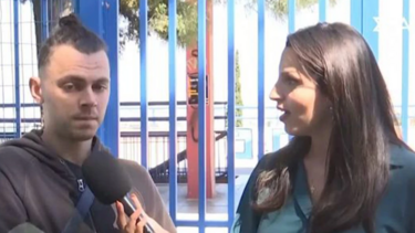 Με ένα λευκό τριαντάφυλλο περίμενε την κοπέλα του που έδινε πανελλήνιες