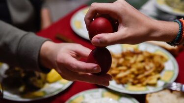 Περιοδείες για την ακρίβεια οι αρχηγοί - Το κόστος του πασχαλινού τραπεζιού "τσουρουφλίζει" τους πολίτες