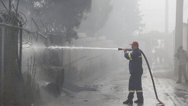 Κηφισιά: Τοξική η ατμόσφαιρα από τη φωτιά