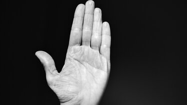 Ηράκλειο: Αστυνομικός εκτός υπηρεσίας έσωσε 76χρονη από τον βίαιο σύζυγό της