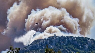 Φωτιά στην Πάρνηθα: Τεράστια μάχη με τις φλόγες, οι ριπές του ανέμου ξεπερνούν τα 100χλμ 