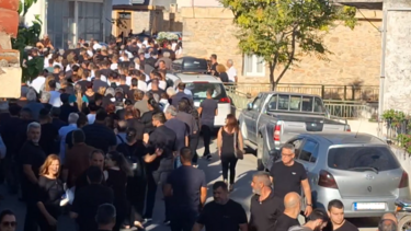 Σπαραγμός στο τελευταίο αντίο για τον αδικοχαμένο Μιχάλη