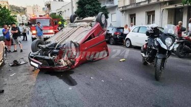 Έπεσε σε σταθμευμένα ΙΧ, τούμπαρε και τραυματίστηκε