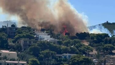 Μεγάλη η μάχη με τη φωτιά στο Λαύριο - Νέο μήνυμα 112