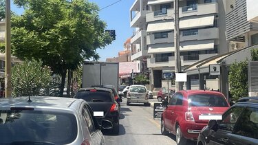 Τα ακλάδευτα δέντρα κρύβουν τα φανάρια!