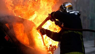 Μεγάλη φωτιά στο Αιγάλεω: Μήνυμα του 112