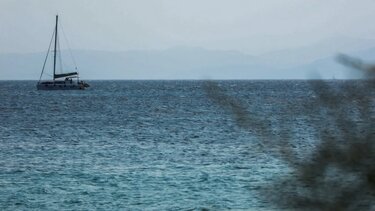 Βύθιση ιστιοφόρου στη Σαντορίνη: Σώοι περισυνελέγησαν οι τρεις αλλοδαποί επιβαίνοντες