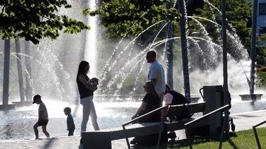 Συνεχίζεται και σήμερα ο καύσωνας - Βαθμιαία υποχώρηση της θερμοκρασίας από την Τρίτη