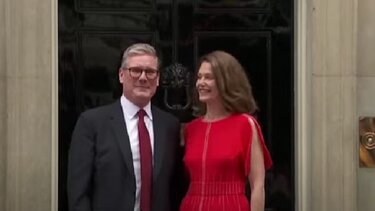 Βικτώρια Στάρμερ: Sold out μέσα σε 48 ώρες το κόκκινο φόρεμά της