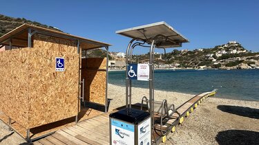 Μαλεβίζι: Προσβάσιμη σε όλους η παραλία της Λυγαριάς με το σύστημα πρόσβασης SeaTrac για άτομα με αναπηρίες 