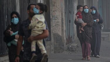 Χιλιάδες Παλαιστίνιοι φεύγουν από την πόλη της Γάζας μετά τις νέες διαταγές του στρατού του Ισραήλ για εσπευσμένη απομάκρυνση των αμάχων